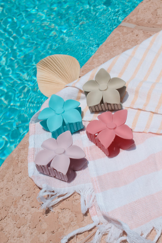 Poolside Flower Claw